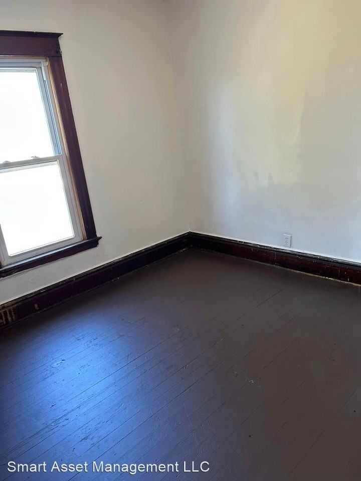 920-922 Villa St - Photo 3 of 5