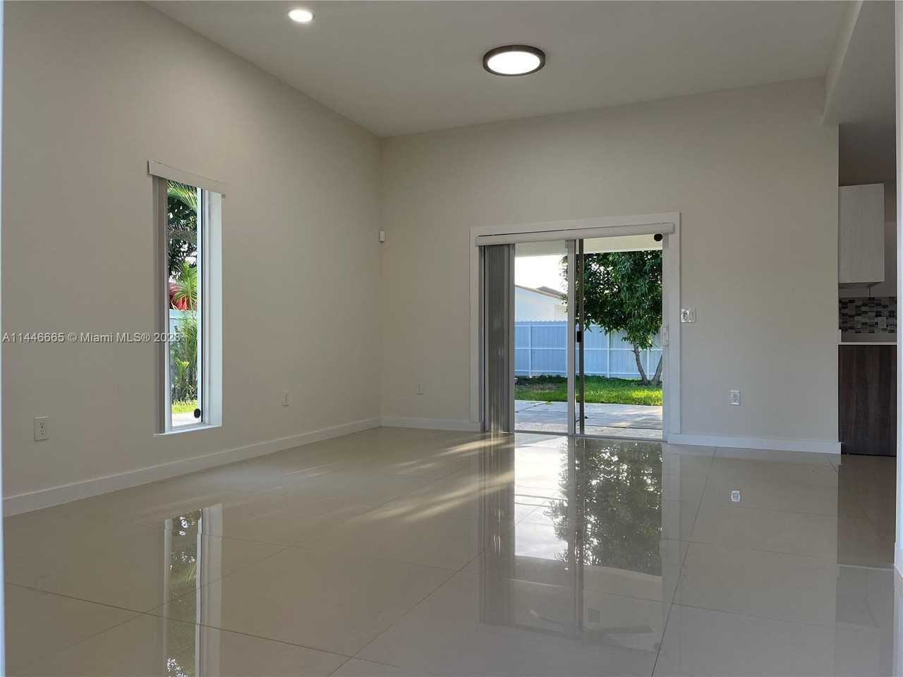 15010 Buchanan St - Photo 3 of 8