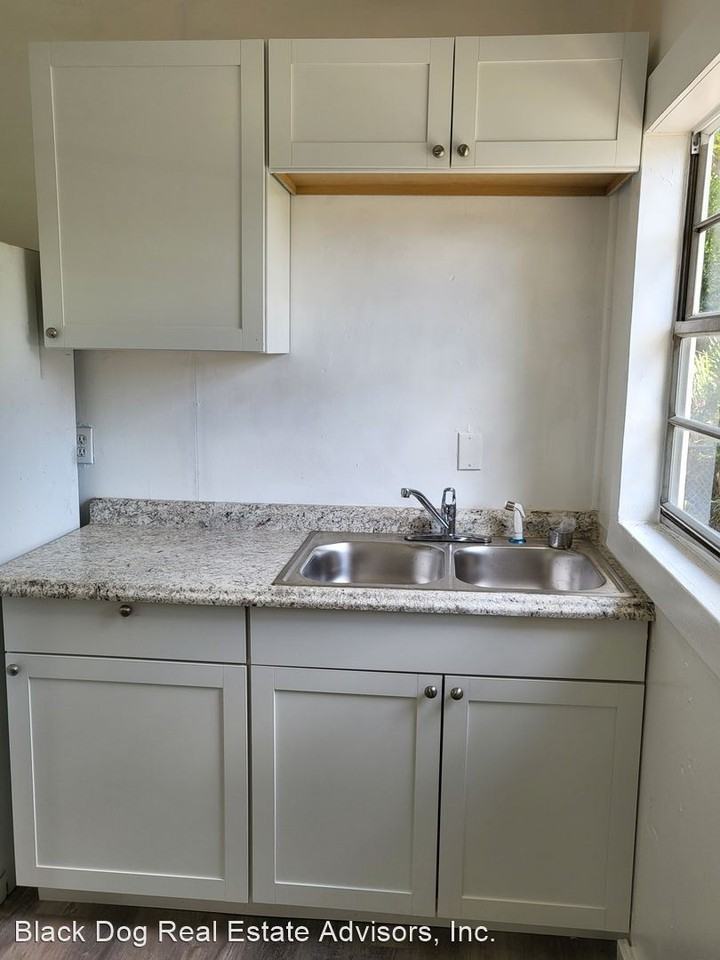 1711 Bates Ave - Photo 2 of 8