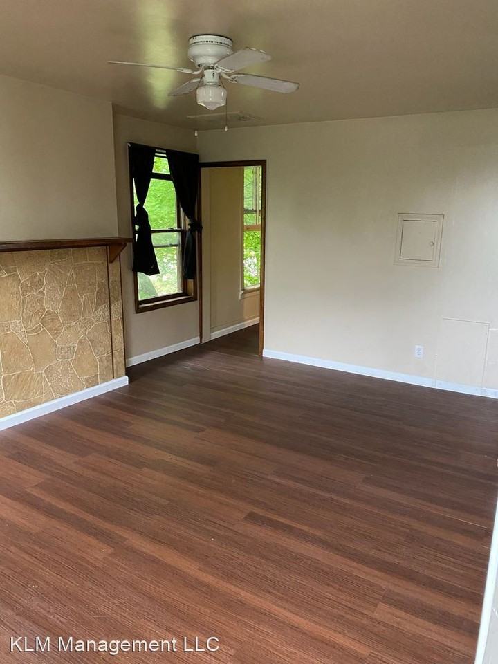 1227 N Superior St - Photo 3 of 3