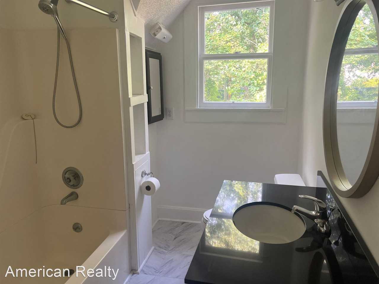 Large Upstairs apartment located in the tree streets (Johnson City