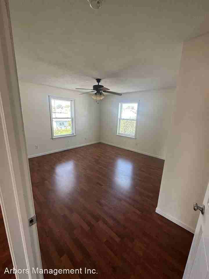 321 Mcconnell St - Photo 2 of 7