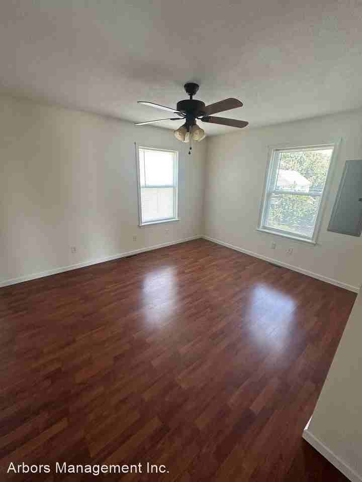 321 Mcconnell St - Photo 3 of 7