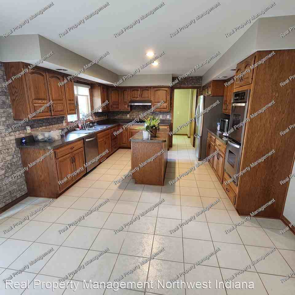 9121 Schillton Dr - Photo 3 of 20