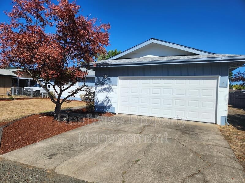 242 Hawthorne St - Photo 2 of 14