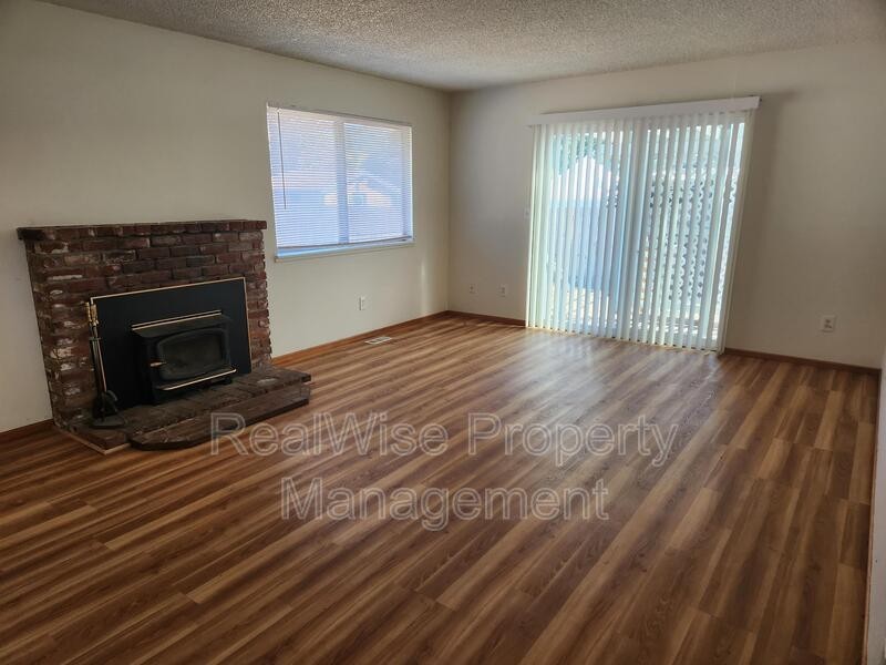 242 Hawthorne St - Photo 3 of 14