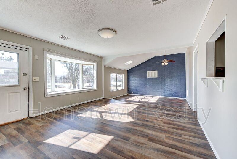 7105 Nw 43rd St - Photo 3 of 24