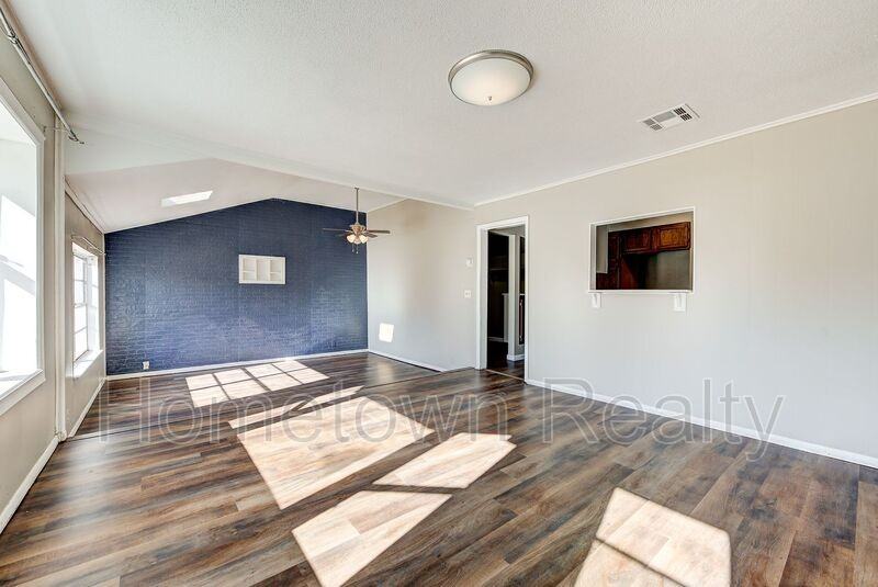 7105 Nw 43rd St - Photo 4 of 24