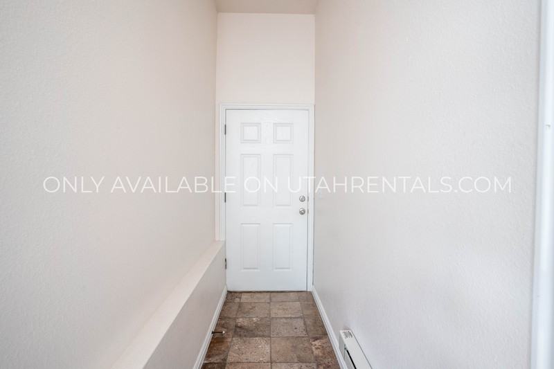 1052 Canyon Meadow Dr #3 - Photo 4 of 28