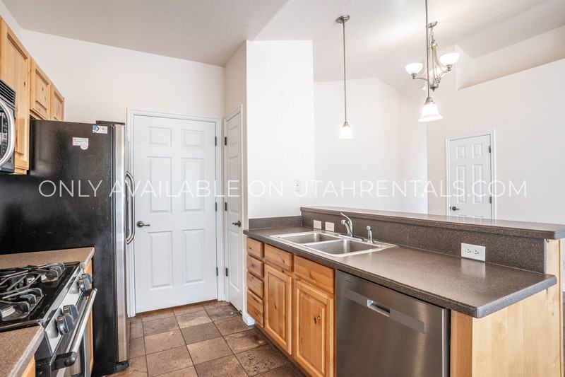 1052 Canyon Meadow Dr #3 - Photo 7 of 28
