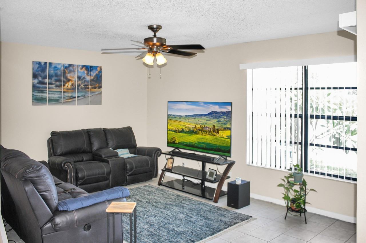 703 Stonewood Ct #16B - Photo 2 of 12