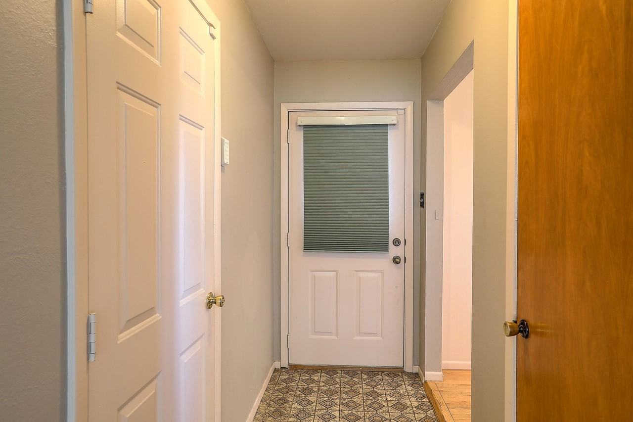 9613 Robin Ave Ne - Photo 3 of 26