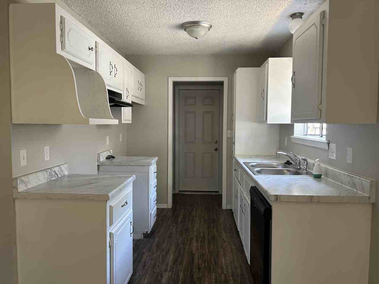 806 W 23rd St N - Photo 3 of 9