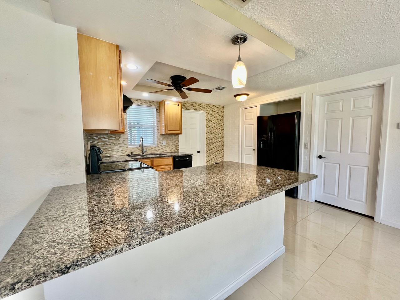 6143 Illinois Ave - Photo 4 of 15