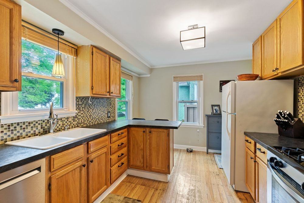 2716 Abbott Ave N - Photo 2 of 23