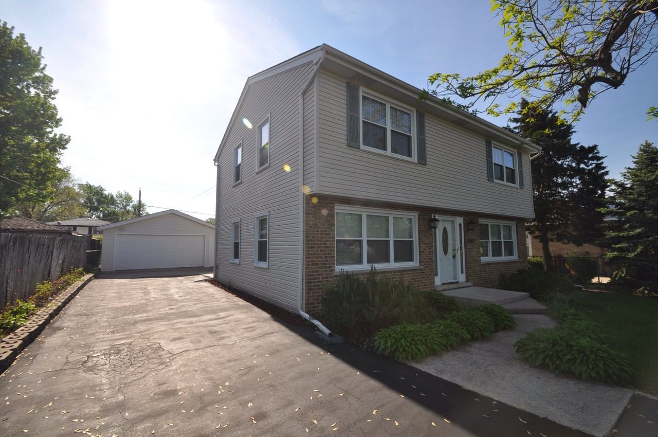 10545 S 82nd Ave - Photo 2 of 18