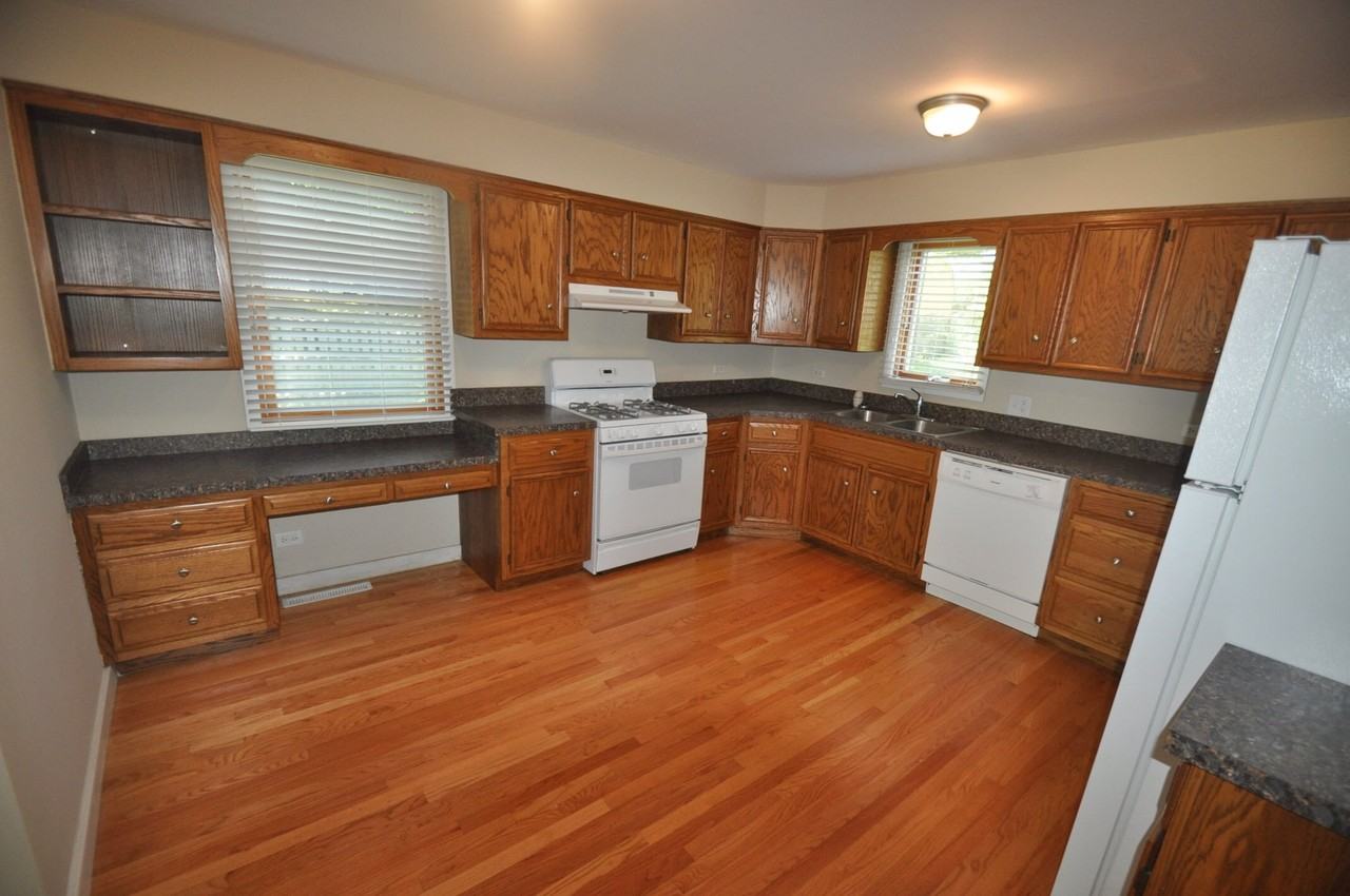 125 Williams St - Photo 3 of 7