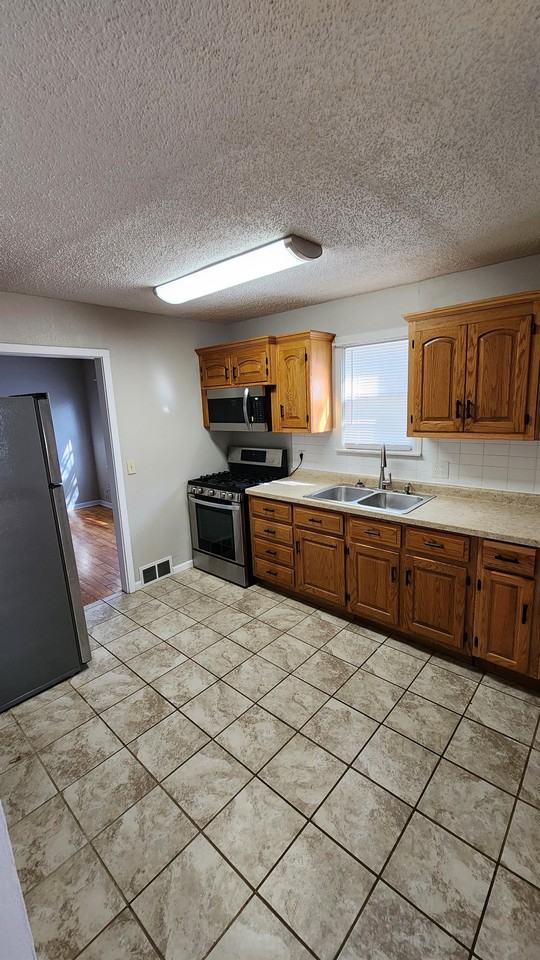 1141 Ne Chester Ave #1 - Photo 2 of 8