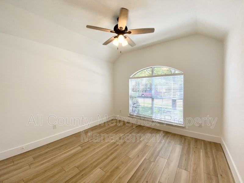 1529 Outerbridge Dr - Photo 2 of 14