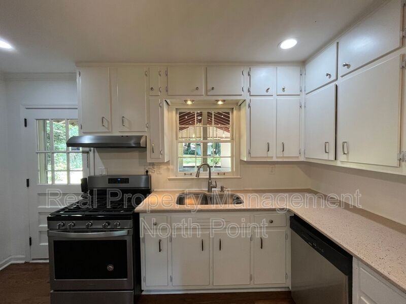 2216 Azalea Cir - Photo 3 of 33