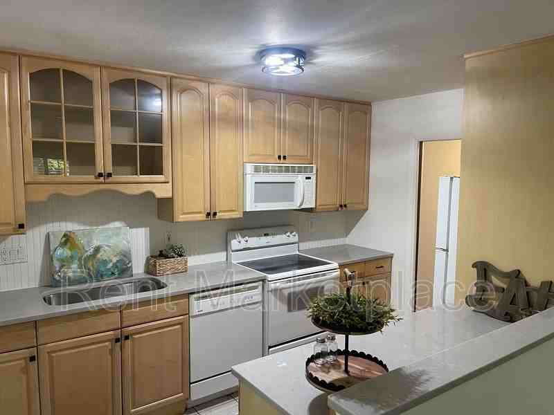 2065 Plantation Ln - Photo 3 of 24