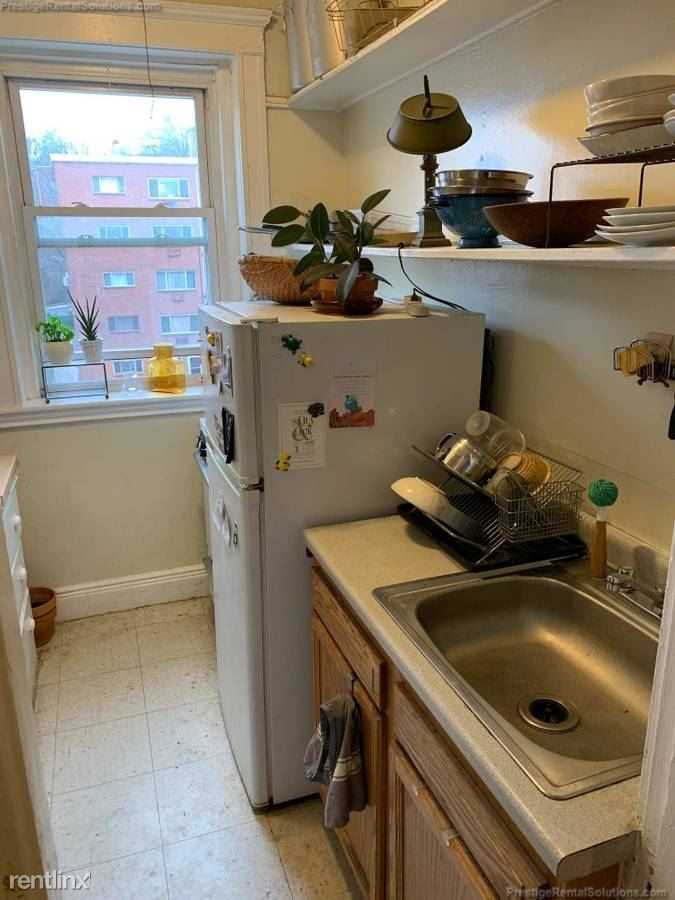 63 Woodstock Ave - Photo 3 of 6