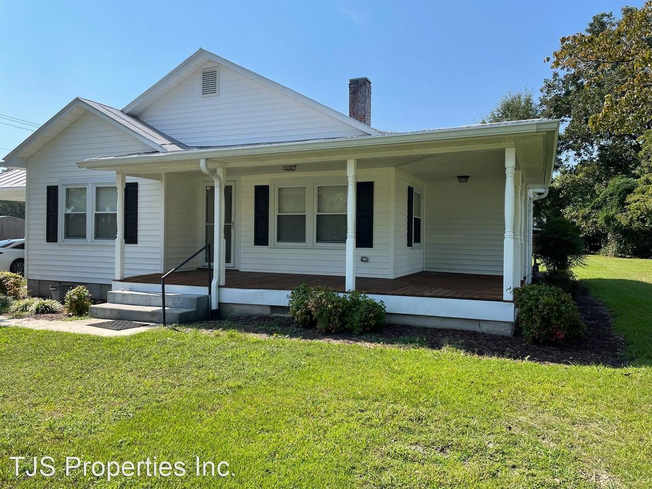 303 Pollock St, Pollocksville, NC 28573 3 Bedroom House for 1,200