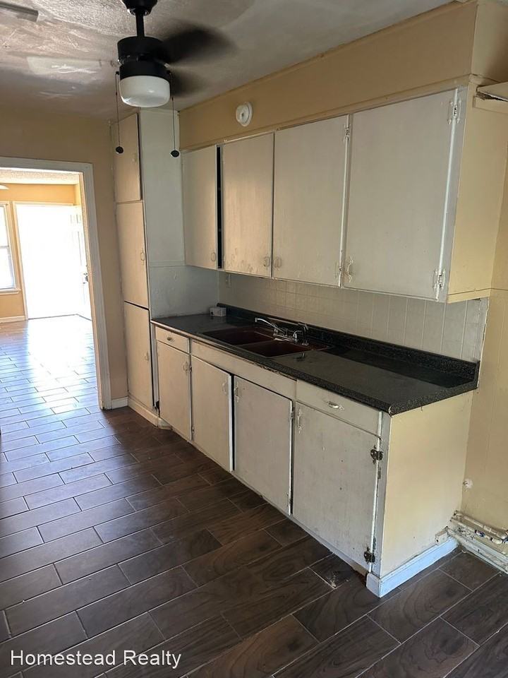 725/727 E Irby - Photo 3 of 7