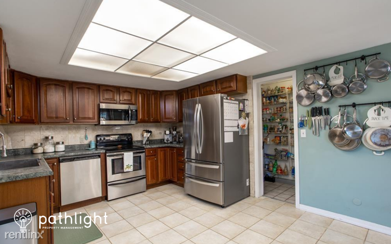 2445 Glenview Dr - Photo 3 of 12