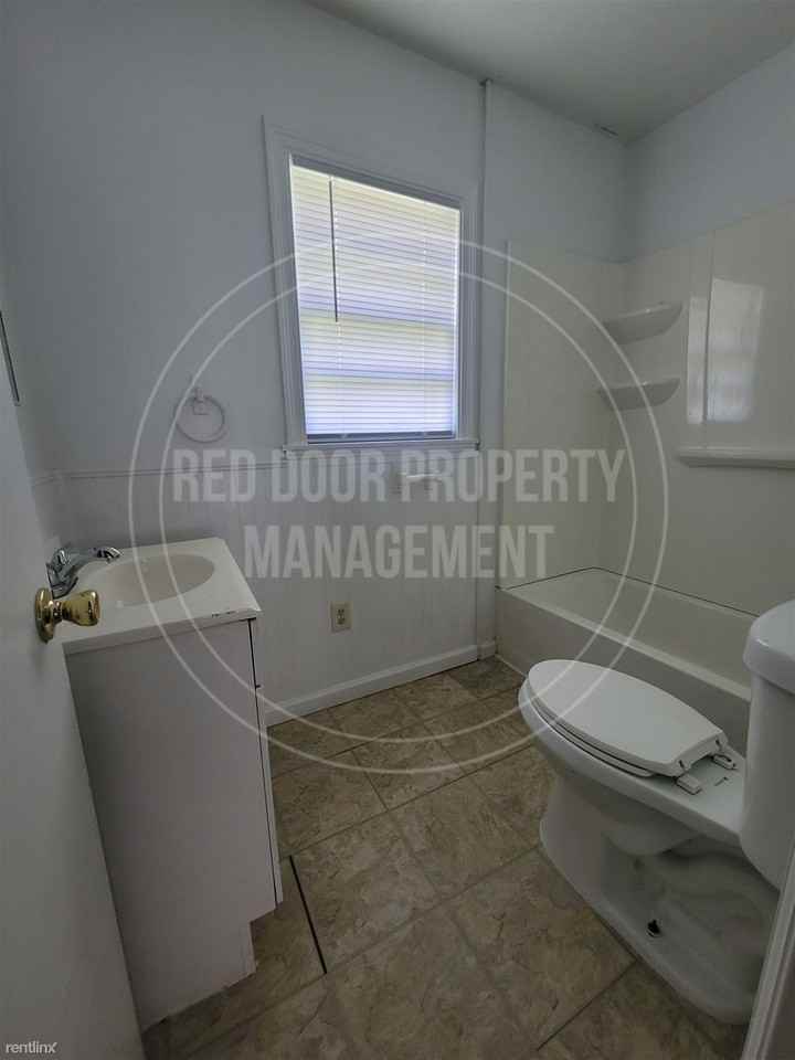 704 S Sycamore St - Photo 3 of 5