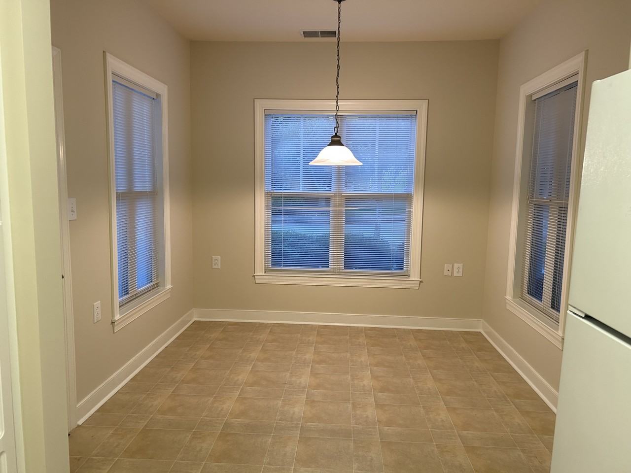 211 University Pkwy - Photo 3 of 43