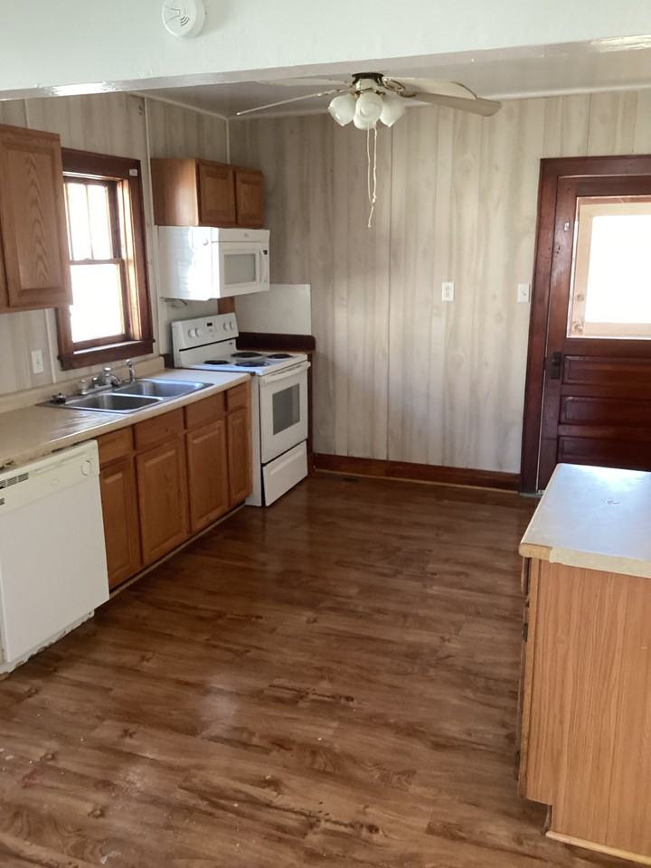 220 Spruce St - Photo 3 of 12