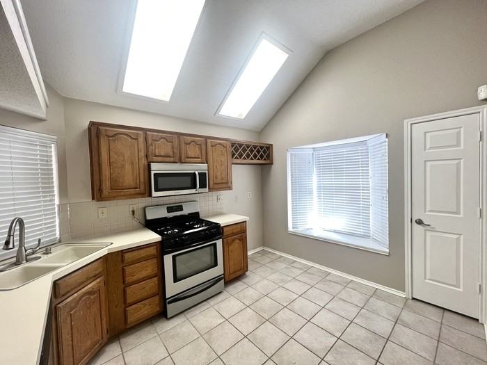 6406 White Oak Dr - Photo 3 of 17