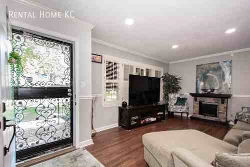 7516 W 66th Ter - Photo 3 of 20