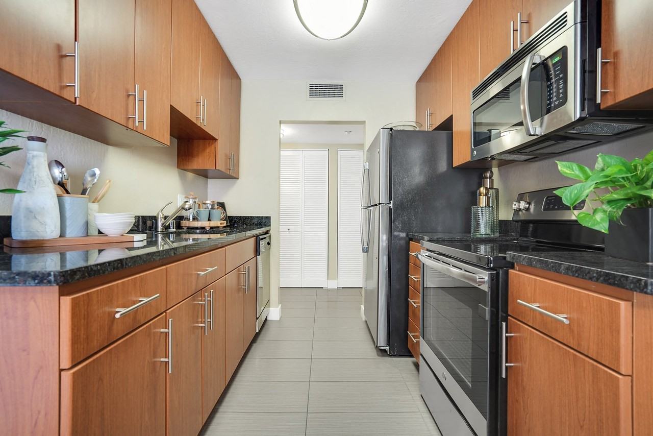 Americana Apartments - Photo 3 of 34