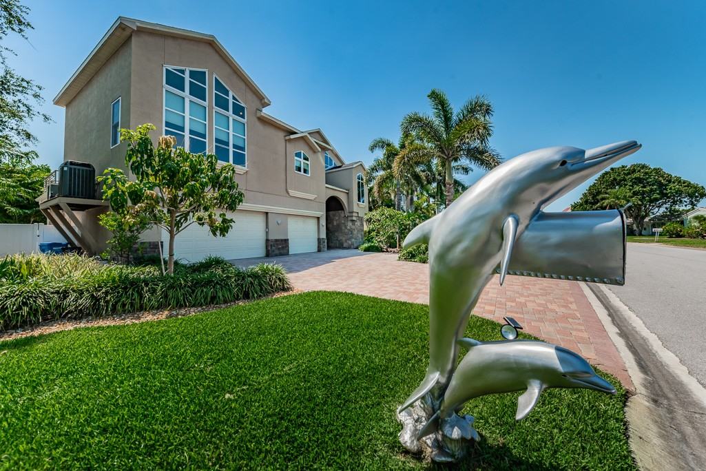 17011 Dolphin Dr - Photo 3 of 50