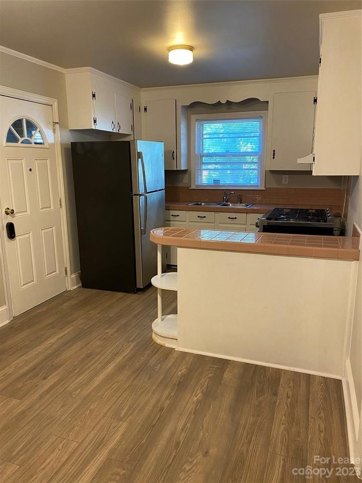 1700 Heil Pl - Photo 2 of 10