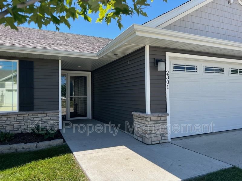 2301 E Redmond Ave - Photo 2 of 22