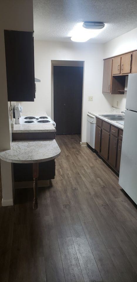 910 10th St W - Photo 2 of 9