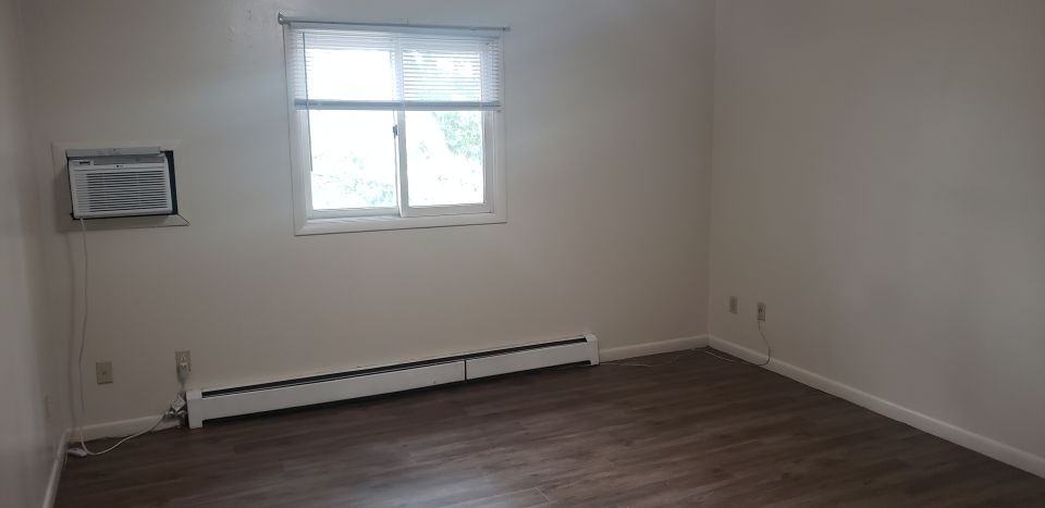 910 10th St W - Photo 3 of 9