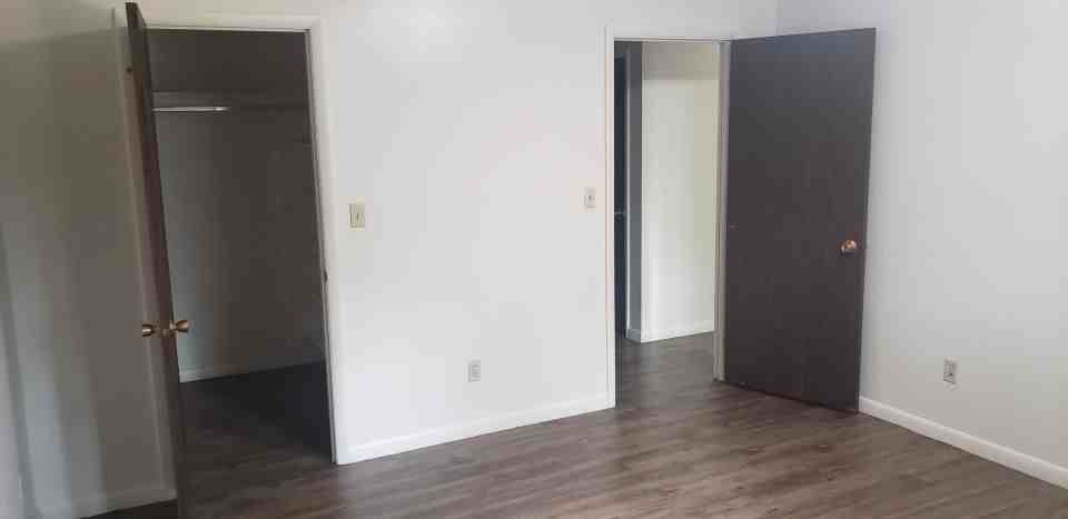 910 10th St W - Photo 4 of 9