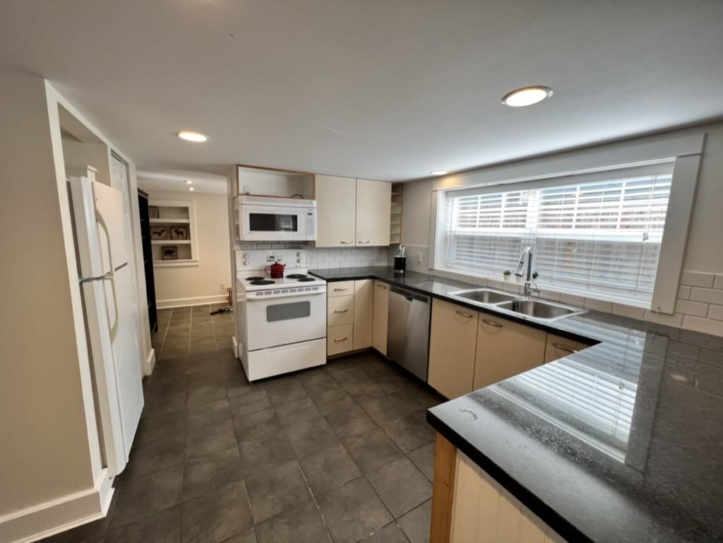 637 15th Street West - Photo 3 of 8