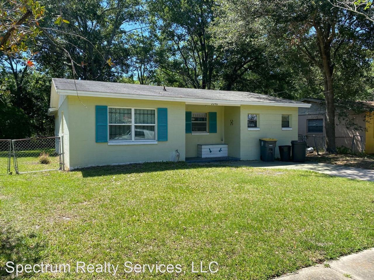 2246 College Cir W - Photo 2 of 18