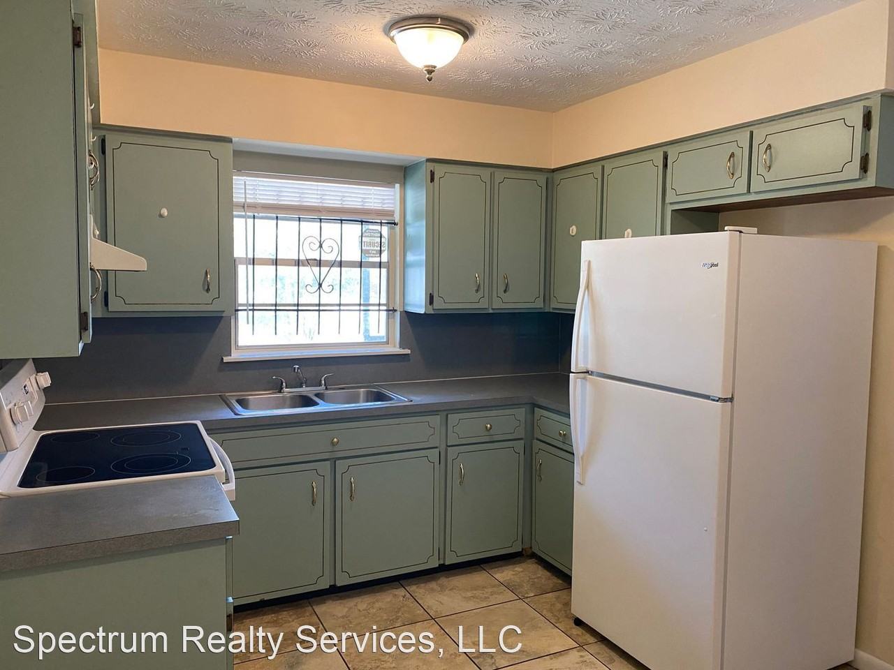 2246 College Cir W - Photo 3 of 18