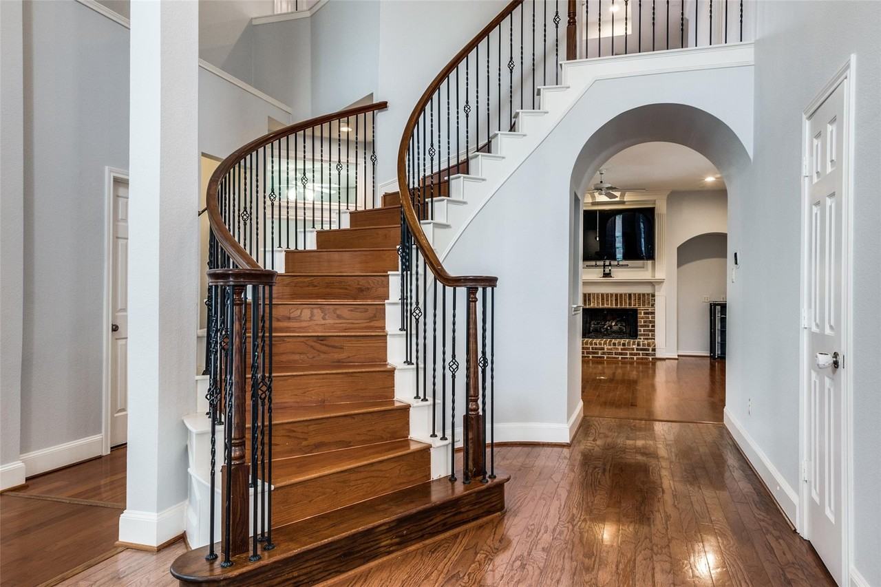 2721 Millwood Dr - Photo 2 of 35