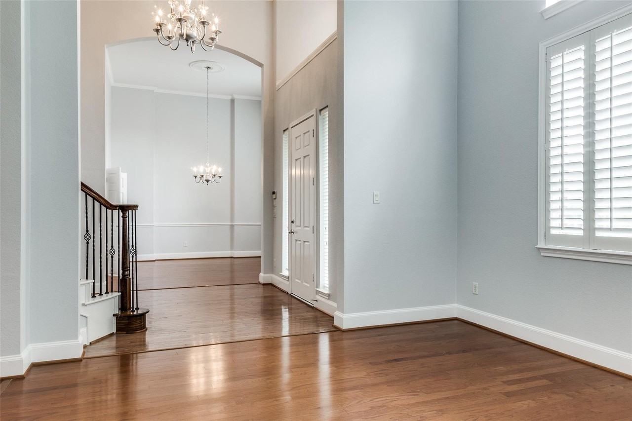 2721 Millwood Dr - Photo 3 of 35