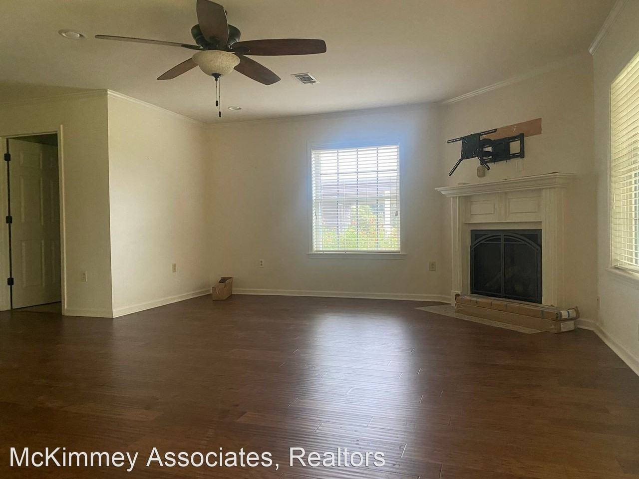 3209 Riviera Dr - Photo 3 of 37