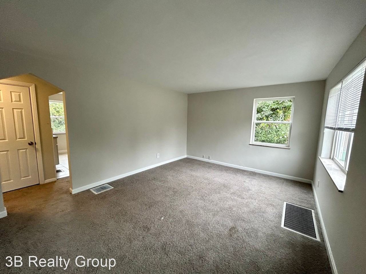 8240 Royal Heights Dr - Photo 2 of 23
