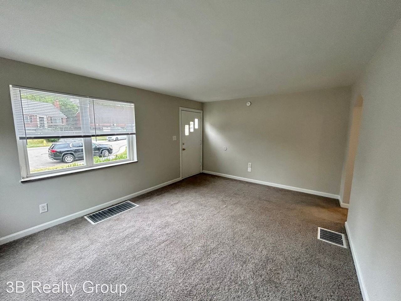 8240 Royal Heights Dr - Photo 3 of 23