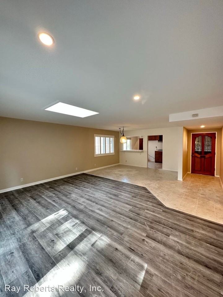 156 College Park Dr - Photo 3 of 26